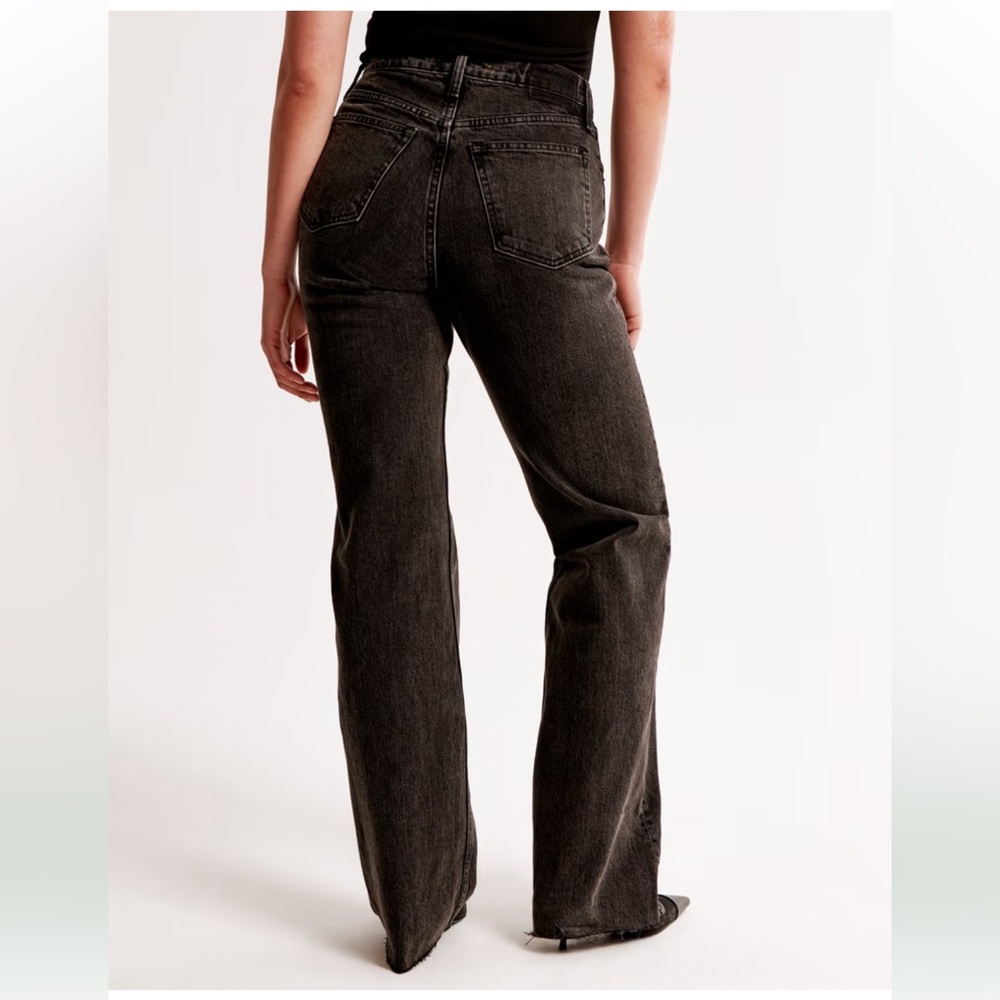 Abercrombie & Fitch Curve Love High-Rise 90s Relaxed Jeans in Black - Picture 3 of 7
